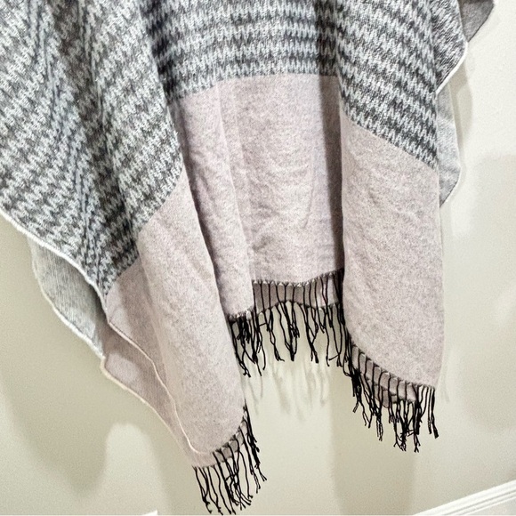 LONG TALL SALLY Women’s Gray Zig Zag Gray Pink Knit Fringe Poncho Cape One Size - Picture 5 of 7